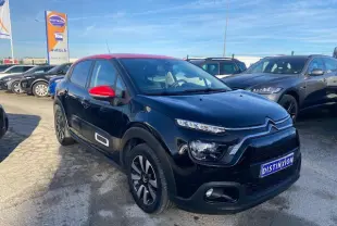 Citroën C3 Shine 2023 vue 3/4 avant en noir avec toit et rétroviseurs rouges, jantes alliage diamantées.