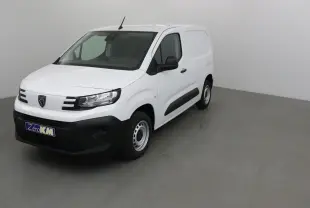 Peugeot Partner blanc en 3/4 avant droit, fourgon utilitaire avec pare-chocs noirs et jantes acier simples.