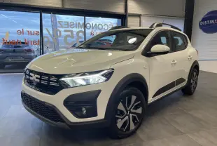 Dacia Sandero Stepway blanc glacier vue 3/4 avant droit avec calandre noire et jantes distinctives.