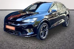 CUPRA Formentor noir brillant vu en 3/4 avant droit avec jantes alliage et phares LED ellipsoïdaux.