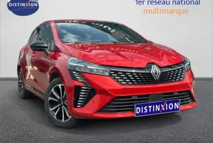 Renault Clio 2025 Rouge Flamme vue 3/4 avant droit avec calandre chromée et jantes alu noires.