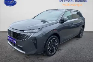 Peugeot 5008 Hybrid 145 allure e-dcs6 gris titane en 3/4 avant droit avec jantes alu et calandre distinctive.