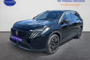 Vue 3/4 avant d’un Peugeot 5008 Hybrid 145 allure noir brillant avec jantes alu et calandre distinctive.