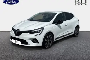 Renault Clio blanc Glacier vue 3/4 avant droit avec jantes noires et vitres arrière surteintées.