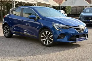 Renault Clio V bleu Iron vue 3/4 avant droit, avec jantes alliage bi-ton et feux LED distinctifs.