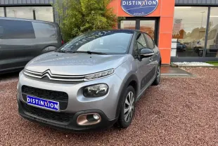 Citroën C3 gris foncé vue 3/4 avant droit avec toit noir et détails noirs autour des phares et rétroviseurs.