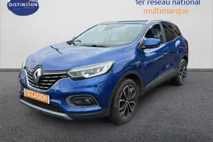 Renault Kadjar Bleu Iron en 3/4 avant droit, SUV compact avec jantes alliage bicolores et calandre noire distinctive.