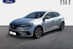 Renault Mégane gris Highland vue 3/4 avant droit, avec jantes alliage et phares LED allumés.