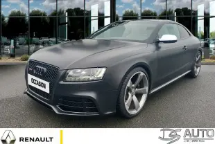 Audi RS5 2011 noir mat en 3/4 avant droit avec jantes sport et rétroviseurs blancs contrastants