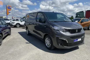 Peugeot Expert Fourgon gris platinium en 3/4 avant droit, avec calandre noire et projecteurs antibrouillard visibles.