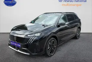 Peugeot 5008 Hybrid 145 allure noir en 3/4 avant droit avec jantes alu et calandre distinctive.