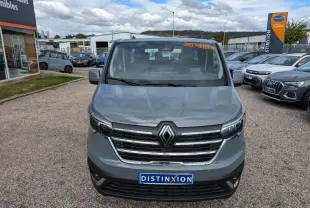 Vue frontale d'un Renault Trafic Fourgon gris 2024 avec calandre chromée et logo Renault bien visible.
