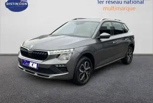 SUV Skoda Kamiq gris graphite métal vu en 3/4 avant droit, avec calandre noire et jantes bi-ton.