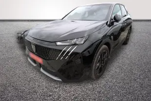 Peugeot 3008 noir vue 3/4 avant droit, avec calandre distinctive et phares LED fins sur sol gris.