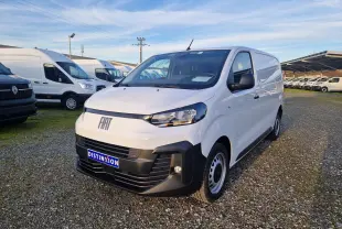 Vue 3/4 avant d'un FIAT Scudo Fourgon blanc 2024 avec pare-chocs noir et plaque de protection tôlée visible.