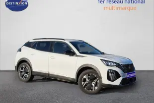 Peugeot 2008 gris en 3/4 avant droit, avec toit noir contrasté et jantes alliage distinctives.