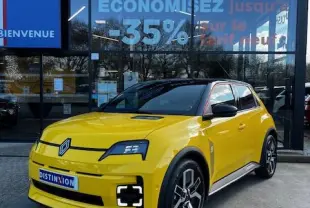 Renault R5 Techno jaune vue 3/4 avant droite, avec phares LED et jantes noires distinctives, devant un showroom Distinxion.