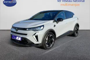 Renault Captur 2025 gris rafale métal avec toit noir, vue 3/4 avant mettant en valeur ses jantes noires distinctives.