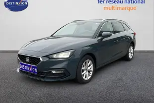 SEAT Leon IV 1.5 TSI gris Fiord vue 3/4 avant droit, avec phares LED allumés et jantes alliage.