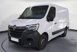 Renault Master blanc en vue 3/4 avant droit, fourgon utilitaire avec pare-chocs noirs et calandre distinctive.