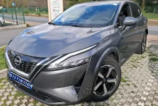 Vue 3/4 avant droit d'un Nissan Qashqai e-POWER gris foncé 2023 avec jantes noires et calandre distinctive.