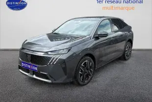Peugeot 3008 gris titane en 3/4 avant droit, avec calandre noire et jantes alliage distinctives.