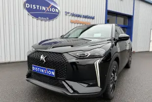 DS3 BlueHDi 130 EAT8 noir Perla Nera en 3/4 avant droit, avec calandre distinctive et feux LED verticaux.