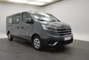 Vue 3/4 avant gauche d’un Renault Trafic Fourgon gris clair avec calandre chromée et feux LED dans un studio.