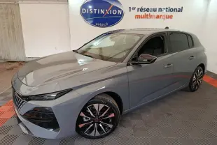 PEUGEOT 308 BlueHDi 130 gris foncé en 3/4 avant droit, avec jantes alliage et calandre distinctive.