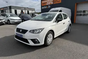 SEAT Ibiza 1.6 TDI blanc Candy vue 3/4 avant droit, avec rétroviseurs noirs et jantes enjoliveurs.