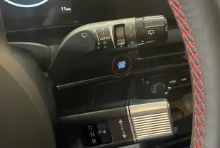 Hyundai Tucson 2025 gris Ecotronic en 3/4 avant droit, avec calandre noire et jantes alliage distinctives.