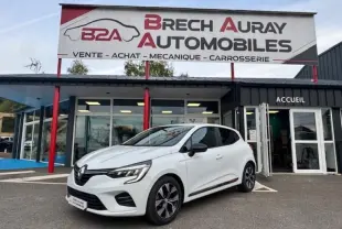 Renault Clio blanc glacier vue 3/4 avant droit devant un garage Brech Auray Automobiles.