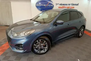 Ford Kuga 2024 bleu en vue 3/4 avant droit, avec jantes alliage et vitres teintées, dans un showroom intérieur.