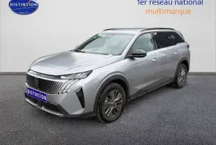 Peugeot 5008 Hybrid 145 gris artense en 3/4 avant droit avec calandre distinctive et jantes alu.