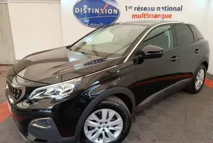 Peugeot 3008 noir vue 3/4 avant droit, avec jantes argentées et calandre distinctive en showroom intérieur.