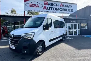 Renault Master Combi blanc Minéral vu en 3/4 avant droit devant un garage Brech Auray Automobiles.