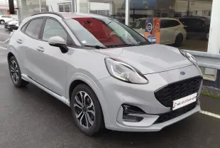 Ford Puma 1.0 EcoBoost 125ch mHEV ST-Line gris Fashion vu en 3/4 avant droit avec jantes bi-ton et calandre noire.