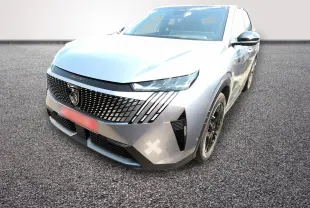 Peugeot 3008 gris clair en 3/4 avant droit, avec calandre noire et phares LED distinctifs.