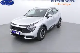 KIA Sportage gris acier métal vu en 3/4 avant droit, avec calandre noire et jantes bicolores distinctives.