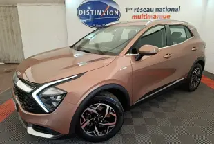 KIA Sportage beige vue 3/4 avant droit, avec phares LED en forme de flèche et jantes alliage distinctives.