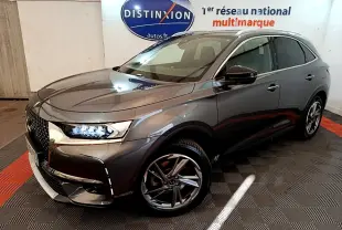 DS7 Crossback E-TENSE gris foncé vu en 3/4 avant droit, avec phares LED allumés et jantes alliage distinctives.