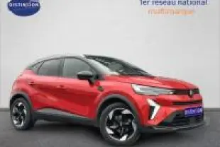 Vue 3/4 avant droite du Renault Captur 2025 rouge avec jantes noires et toit noir contrasté.