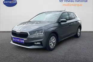 Vue 3/4 avant d'une Skoda Fabia gris graphite métal 2025 avec calandre noire et jantes alliage 15 pouces.
