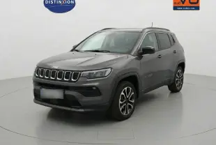 Jeep Compass gris 3/4 avant droit, jantes alliage 18 pouces, calandre distinctive et rétroviseurs noirs.