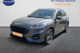 Ford Kuga 2.0D ST-Line gris magnétique métal en 3/4 avant droit sur sol gris, plaque occasion visible.