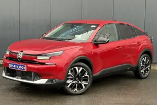 Citroën C4 Hybrid 2025 rouge Elixir en 3/4 avant droit avec jantes alliage et signature lumineuse LED.