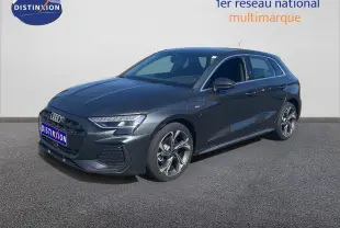 Audi A3 Sportback gris Daytona métal vue 3/4 avant droit, avec jantes alliage et calandre S-Line distinctive.