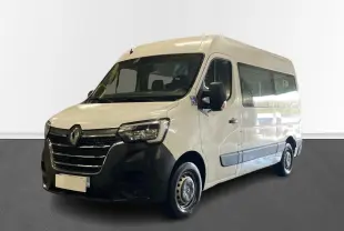 Renault Master blanc en 3/4 avant droit, fourgon TPMR avec rampe arrière et marchepied latéral visible.