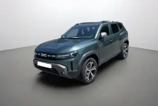 SUV Dacia Duster Hybrid-G 150 4x4 vert cèdre en 3/4 avant droit avec jantes alu 18 pouces et barres de toit.