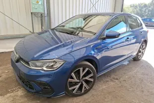 Volkswagen Polo TSI 95 R-Line bleu récif vue 3/4 avant droit avec jantes alliage 17 pouces et calandre R-Line